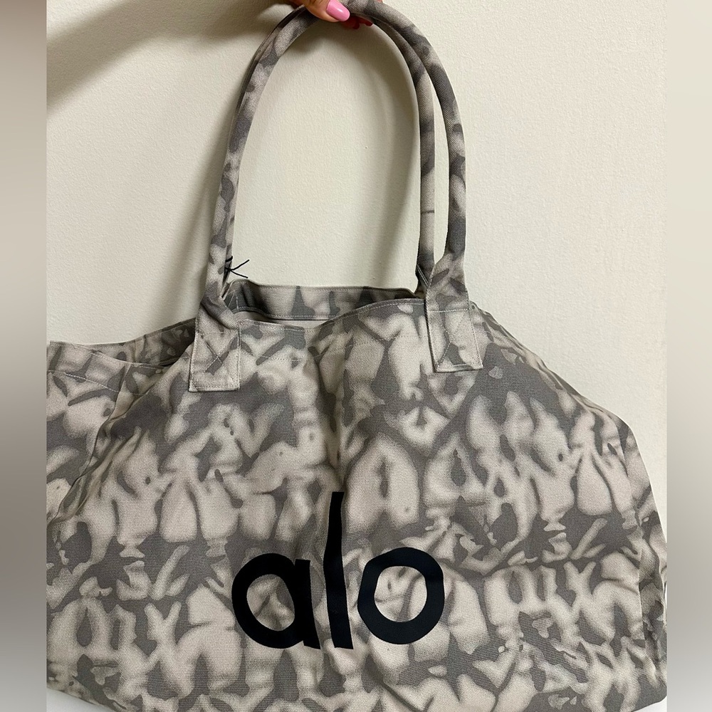 ALO Yoga Gray Tote Bag with Abstract Design